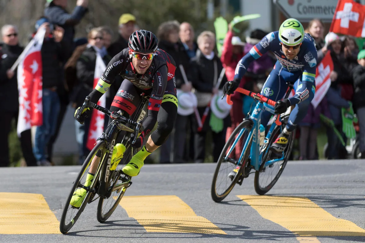 Wohl ein einmaliges Erlebnis: Nico Brüngger (links) auf der Flucht an der diesjährigen Tour de Romandie. (Bild: Keystone)