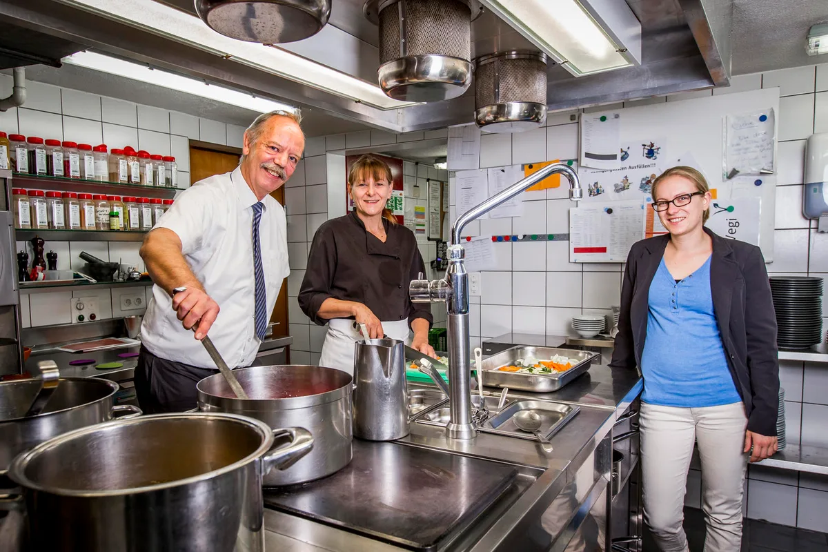 hinwil_27092016_traubeottikon_crm_3 Marcel Baur, Angelika Boesch und ihre Tochter Linda (von links) über die Dreharbeiten: «Wir haben viel gelacht.» (Bild: Christian Merz), Allerdings sei es auch anstrengend gewesen. «Wir wurden 12 Stunden lang gefilmt und mussten einige Szenen x-mal wiederholen.» (Bild: SRF) , «Mini Beiz, dini Beiz» läuft jeweils von Montag bis Freitag um 18.15 auf SRF1. Die Sendung mit der «Traube» Ottikon wird am Mittwoch, 5. Oktober, ausgestrahlt. (Bild: SRF)