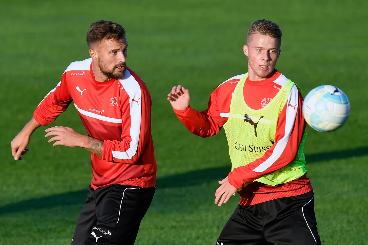 Kampf um einen Platz in der Startaufstellung: der Greifenseer Nico Elvedi (rechts) im Duell mit Teamkollege Haris Seferovic. (Bild: Keystone)