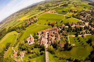 zo_10-05-12_luftaufnahmengrueningen_fsm_2 In und um Grüningen gibt es verschiedene Hinrichtungsstätten zu besichtigen.(Fabio Meier), Der Landvogt von Grüningen (hier Schloss Grüningen) besass die Hohe und Blutgerichtsbarkeit. (zvg), Die eine kulturgeschichtliche Wanderung führt auch am Ritterhaus in Bubikon vorbei. (Monika Cadosch), Der Lützelsee mit dem Menzihaus gehört zu den Stationen der Wanderung. (Reto Schneider)