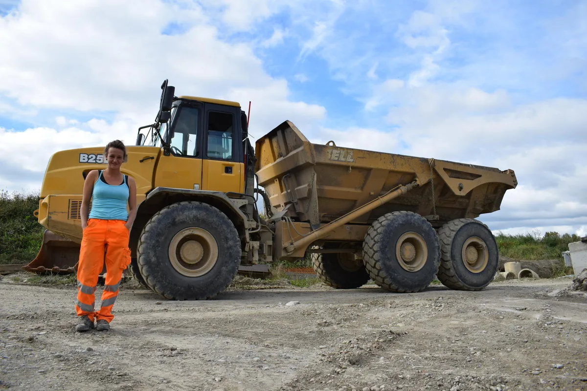 Die 25-jährige Annelies Schwizer auf der Baustelle Hegmatten. Hinter ihr der Dumper, den sie täglich durch die Gegend fährt. (Bild: Talina Steinmetz)