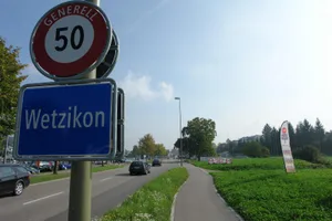 1371992 Wetzikon soll vom Zentrumsverkehr entlastet werden. Der Stadtrat braucht für die Prüfung von Lösungsvorschlägen aber mindestens Zeit bis April 2017. (Archivbild: Martin Mächler)