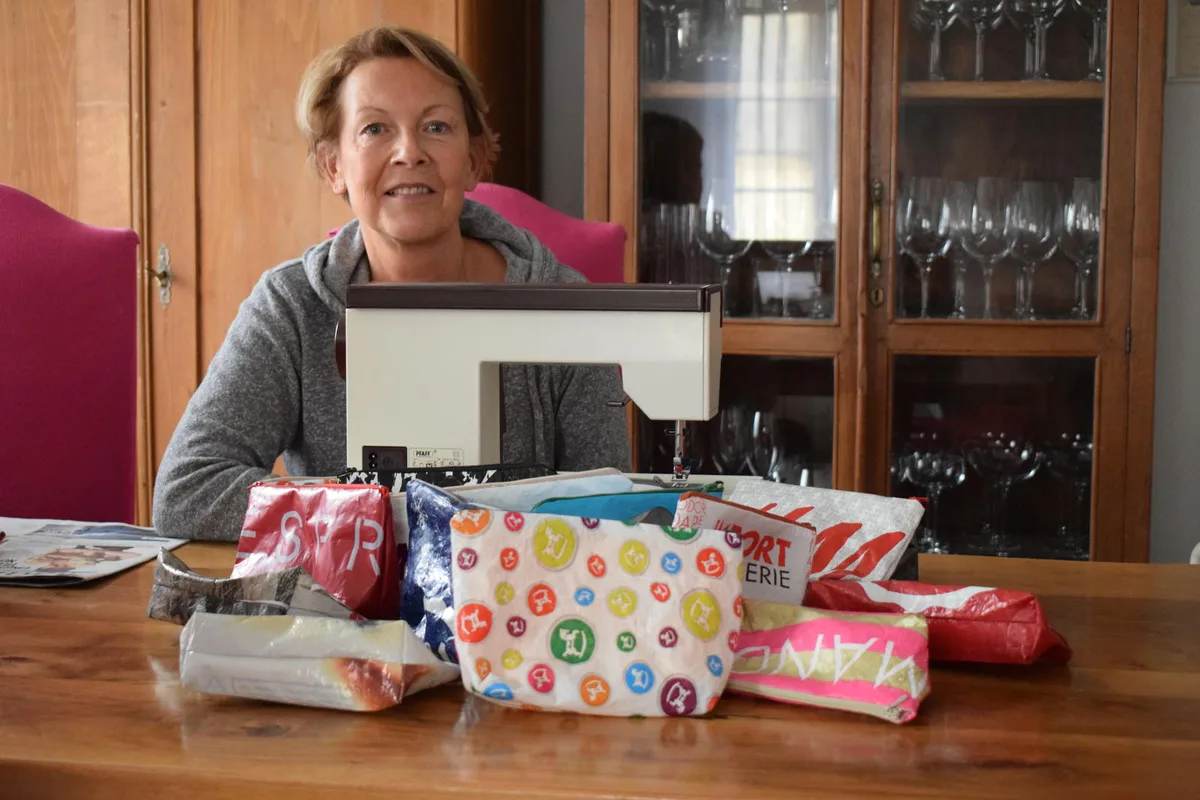 Jris Penna konnte ihr Hobby mit einer sinnvollen Arbeit verbinden. Viele der Etuis sind aus Säcken genäht, die schon seit langer Zeit nicht gebraucht wurden und nur herumlagen. (Bild: Talina Steinmetz)