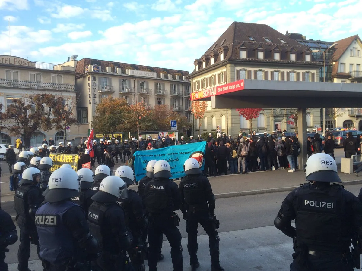 x Die Polizei stoppte die Demo gegen die Pnos am Bahnhof Rapperswil. (Quelle: Twitter)