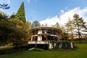 uster_20102016_kolb-haus_naz-34 Das berühmte Rundhaus in Wermatswil wurde von Otto Kolb gebaut. (Bild: Nicolas Zonvi), Mittlerweile wohnt seine Tochter Claudia Kolb zusammen mit Ehemann, Kinder und ihrer Mutter in dem Haus. (Bild: Nicolas Zonvi), Das Haus ist komplett von einer Glasfassade umgeben. (Bild: Nicolas Zonvi), Rund um die zentrale Säule, die auch als Kaminrohr dient, gehen via Wendeltreppe auf verschiedenen Höhen offene Wohnflächen ab. (Bild: Nicolas Zonvi), Damit eröffnet der Innenausbau praktisch von jeder Stelle aus Ausblicke in die Wohnebene, in den Garten und gleichzeitig in die Vertikale nach oben oder unten. (Bild: Nicolas Zonvi), Die Wohnflächen scheinen im Gesamtkörper des Hauses zu schweben. (Bild: Nicolas Zonvi), Die verspielten Flächen von Mauerbau, Decken oder Wänden und der Karpfenteich rund um die Säule in der Mitte bieten dem Betrachter zudem fast so etwas wie virtuelle Abenteuerreisen an. (Bild: Nicolas Zonvi), Die 1965 patentierte Spindelnormtreppen, deren zwei Grundvariationen auch im Wermatswiler Rundhaus eingebaut sind, waren über Jahre die finanzielle Grundlage der ganzen Familie. (Bild: Nicolas Zonvi), Das 1982 erstellte Rundhaus steht nur im Wermatswiler Einfamilienhausquartier, weil Claudia Kolb in der Grundschule schlechte Noten nach Hause brachte, wie sie erzählt. (Bild: Nicolas Zonvi), Die Eltern, man wohnte damals in Brüttisellen, versprachen ihr bei Besserung zwei Islandpfere. Die Noten der Tochter wurden besser. Also plante der Vater in Wermatswil ein neues Haus inklusive Pferdestall. (Bild: Nicolas Zonvi), Die Noten der Tochter blieben auch im Wermatswil gut, sie absolvierte das Gymnasium, studierte Recht und spezialisierte sich auf Baurecht. (Bild: Nicolas Zonvi), Seit diesem Jahr ist sie in diesem Bereich selbständig. Islandpferde hat sie immer noch. (Bild: Nicolas Zonvi)