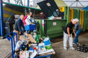 uster_28122015_sammelstelle_naz-11 Karton, Glas, Dosen – und neu auch Plastik: Der Ustermer Stadtrat will die Sammelstelle um Kunststoff ergänzen. (Archivbild: Nicolas Zonvi)