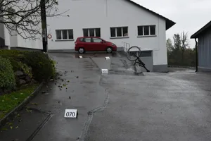 bild Diese Unfallsituation traf die Kantonspolizei Zürich in Hinteregg an. (Bild: zvg/Kantonspolizei Zürich)