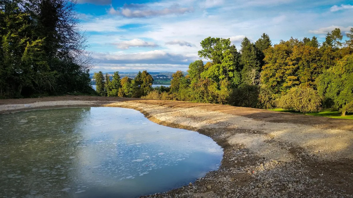 egg_26102016_weiher_sbo_1 Streit um den neuen Teich in Egg: Bauer Ruedi Eberhardt reklamiert die Landfläche für sich. (Bild: Seraina Boner), Eberhardt hatte bei der Baubewilligung seine Einsprache wieder zurückgezogen. (Bild: Seraina Boner), Nun ist die Frist für einen Rekurs abgelaufen. (Bild: Seraina Boner)
