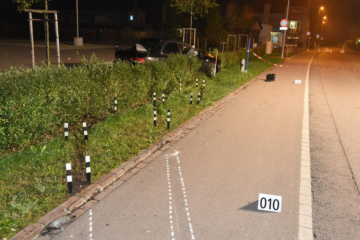 hinwil Der Autolenker verlor auf der Hinwiler Wässeristrasse die Herrschaft über sein Fahrzeug. (Bild: zvg/Kantonspolizei Zürich)