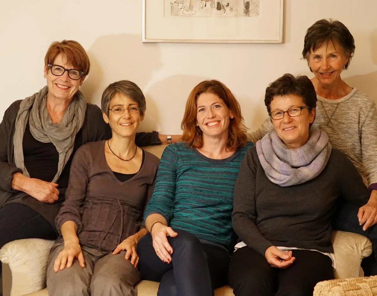 Elisabeth Wettstein, Katja Stucki, Barbara Seiler, Lamija Schäfer und Heidi Werder (v. l.) vom Ortsverein Seen sind gespannt, wie die diesjährige Ausstellung verlaufen wird. 
Bild: zvg.