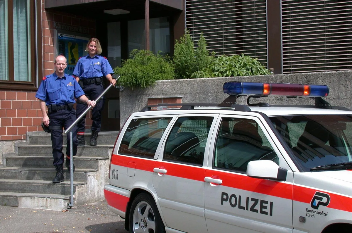 0025546 Ein Unbekannter raubte in Rickenbach ein Lebensmittelgeschäft aus. (Archivbild: Kantonspolizei Zürich)