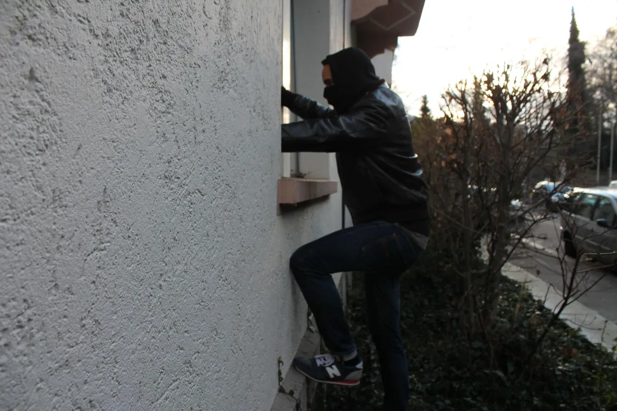 Bei den beiden festgenommenen Männern wurden Handschuhe, Schraubenzieher und Taschenlampen sichergestellt. (Symbolbild: Mike Gadient)