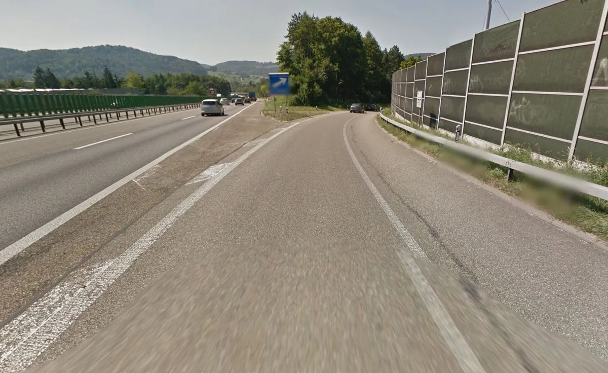 Zum Unfall auf der Ausfahrt in Wülflingen kam es aus unbekannten Gründen. (Bild: Google Street View)