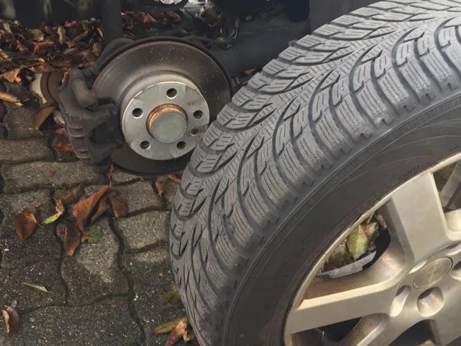 img_3471_0 Schrauben weg, Reifen runter - bei mir regelmässig auf den letzten Drücker. (Bild: Florian Bolli)