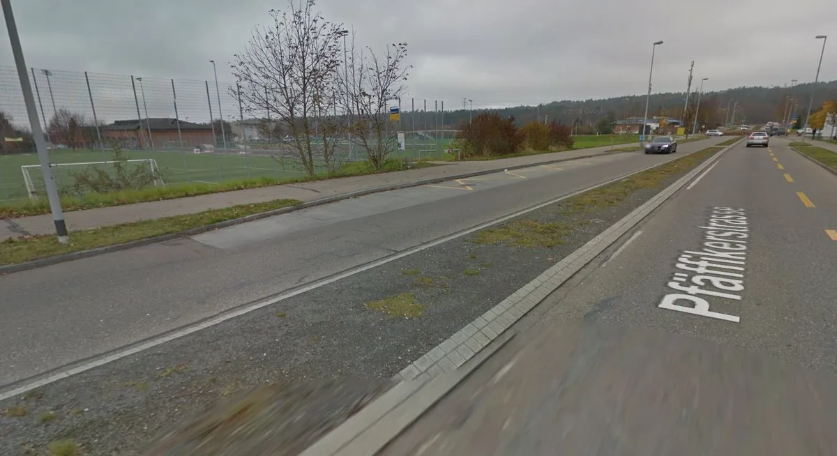 Die Polizei sucht Zeugen, die Angaben zum Unfall auf der Pfäffikerstrasse machen können. (Bild: Google Street View)