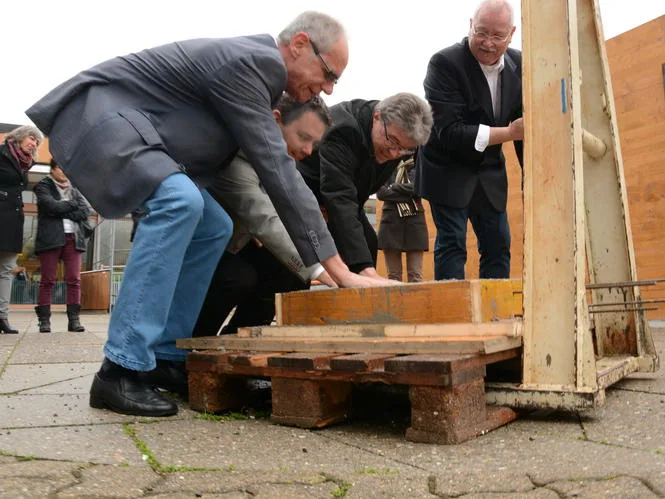 Feuchter Beton, garniert mit Handabdruck: Sozialvorstand Kurt Spillmann (SVP), Gemeinderats-Vizepräsident Hanspeter Schmid (BDP), Stadtpräsident Lothar Ziörjen (BDP) und ASZD-Direktor Daniel Guggisberg hinterlassen ihre Spuren auf dem Grundstein des Alters- und Spitex-Zentrums Dübendorf. (Bild: Martin Liebrich), Am 18. April wurde der Grundstein für die Erweiterung des Alters- und Spitex-Zentrums Dübendorf gelegt. (Bild: Webcam/ASZD), Am 10. November war die erste Etappe abgeschlossen. (Bild: Webcam/ASZD), Mit einem Aufrichtefest wurde dieser erste Erfolg gefeiert. (Bild: Webcam/ASZD)