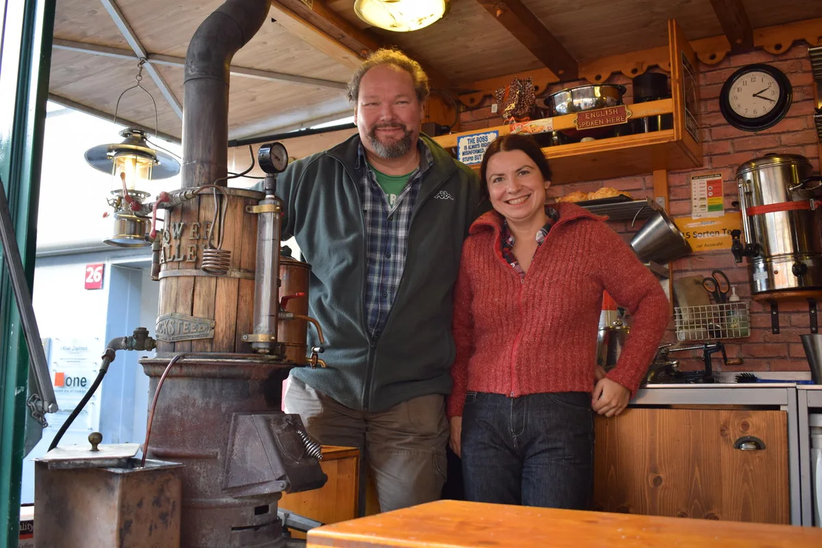Daniel Kägi und seine Frau Ksenia Kägi sind stolz darauf, den Besuchern Kaffee aus ihrer Dampf-Kaffeemaschine (links im Bild) zu verkaufen. Bild: Talina Steinmetz