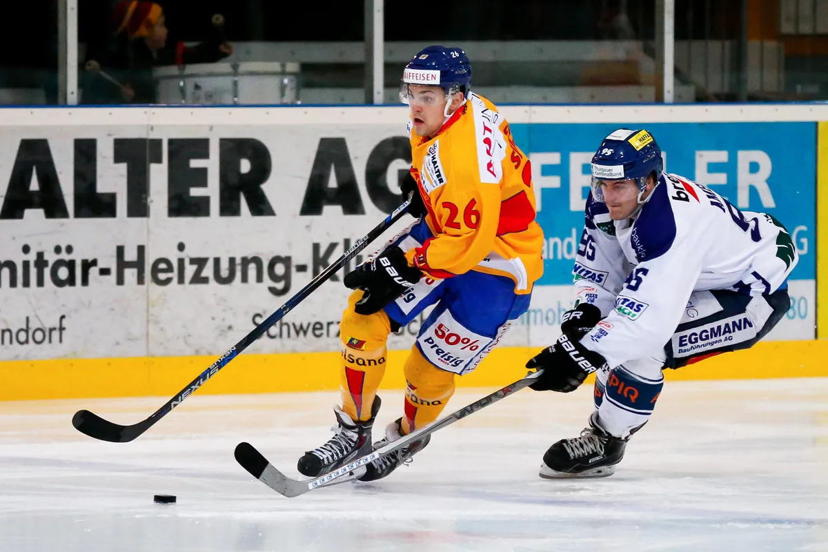 Dübendorfs Raoul Seiler gegen Pikes-Spieler Andreas Ambühl (Bild: Christian Merz)