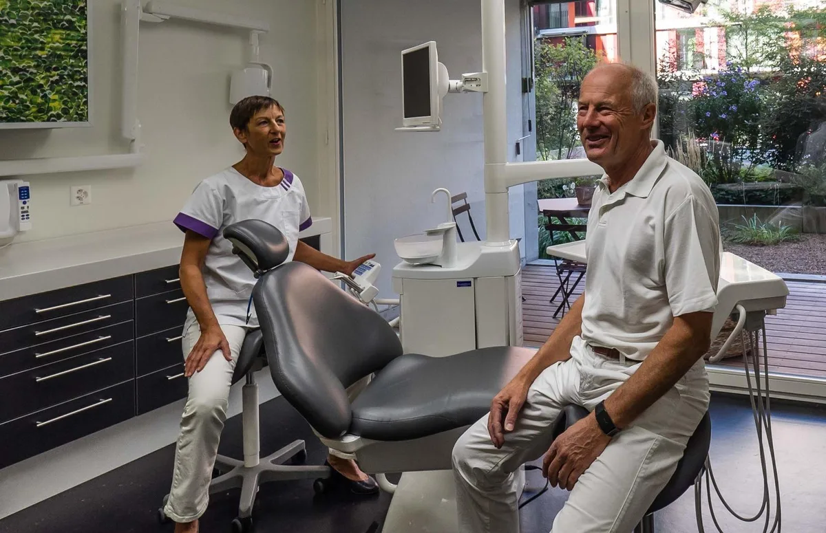 Lena Zuber und ihr Mann Peter Zuber in einem Behandlungszimmer der Praxis, die sie für ihre Beratungen nutzen dürfen. (Bild: zvg)
