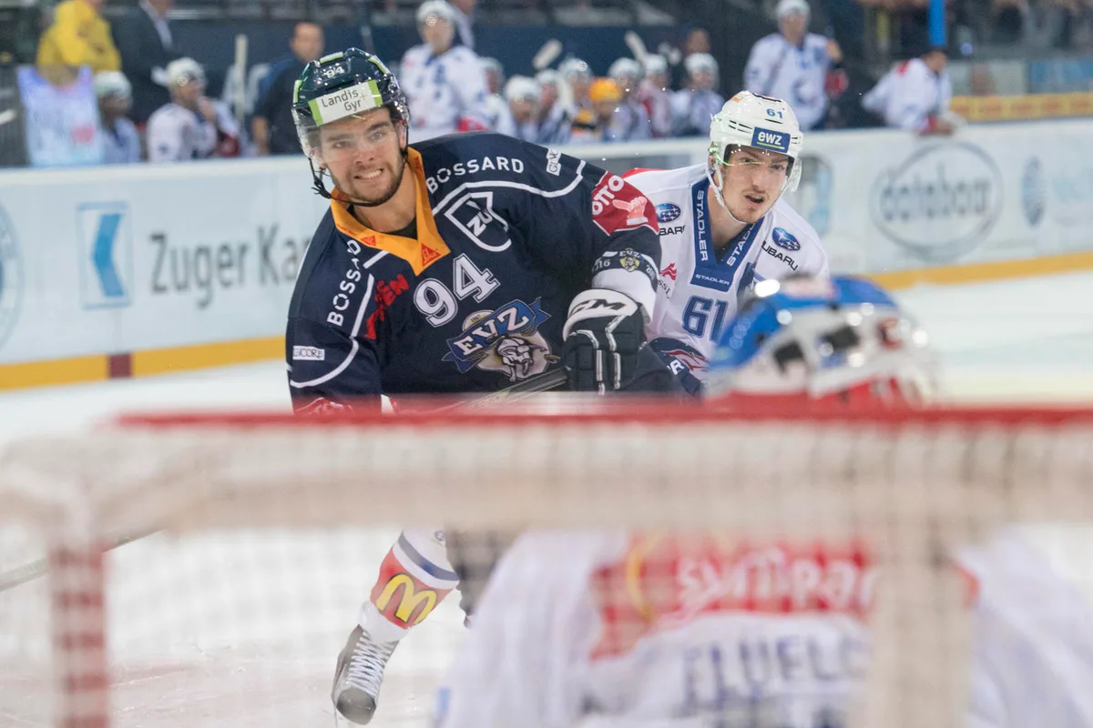 Kämpferisch in den Abschluss: Der Bubiker Sandro Zangger stürmt Richtung Tor – ZSC-Angreifer Fabrice Herzog bleibt nur das Nachsehen. (Bild: Keystone), Sandro Zangger, links, im Spiel gegen Berns Marco Mueller, rechts, im Eishockey Meisterschaftsspiel der National League A zwischen dem EV Zug und dem SC Bern am Freitag, 11. November 2016, in der Bossard Arena in Zug. (Bild: Keystone), Winterthurs Grolimund Philippe gegen – damals noch – Dübendorfs Senteler Sven. (Archivbild: David Kündig), Fehraltorfer Mike Künzle. (Archivbild: David Kündig.
