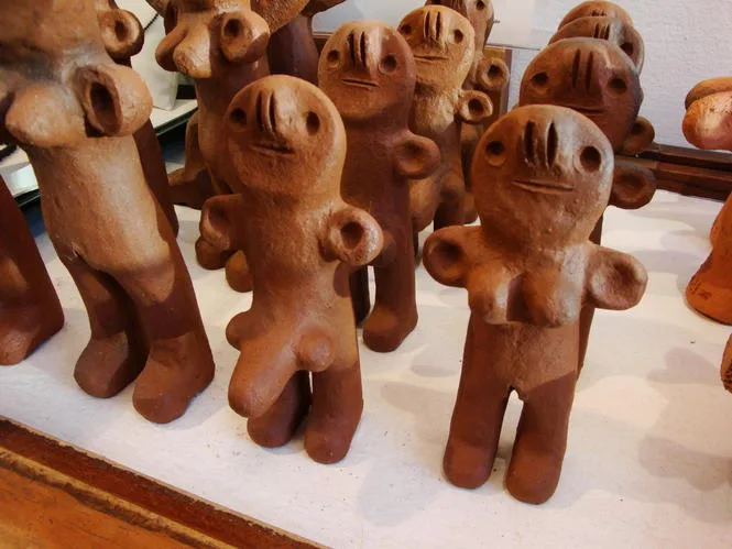 Ob klein oder noch kleiner, der Penis der Lanzarote-Männchen ist immer etwas gross. (Bild: cb), Diese Geschlechtertrennung sollte eigentlich nicht sein...(Bild: cb), Erstaunlich, auf welchen Unterlagen sich überall eine Uhr anheften lässt.(Bild: cb), Hatten wir so einen ähnlichen Bilderrahmen nicht schon in Tunesien oder in der Dominikanischen Republik gekauft?(Bild: cb), Wie viel beträgt eigentlich die Halbwertszeit von Tontöpfen? (Bild: cb), Solche Kacheln bringen auch daheim etwas Farbe in den grauen Alltag. (Bild: cb), Die Folklore-CD: einmal gekauft und nie gehört.(Bild: cb), Auf Lanzarote gibt es ja noch viel mehr Vulkane, als man aus dem Flugzeug sieht. (Bild: cb), Textile Andenken haben daheim je nach Temperatur noch einen Nutzwert. (Bild: cb), Die Aloe-Vera-Cremes sollen wahre Wunder wirken. (Bild: cb), Der lokale Wein, der im Strandlokal so gut gemundet hat, muss auf dem Flug in die Schweiz irgendwie an Geschmack verloren haben. (Bild: cb)