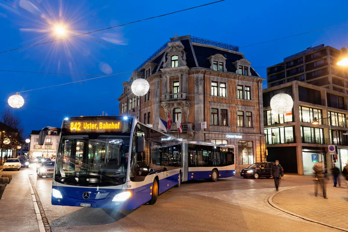_khd0167 Auf dem VZO-Netz ändert sich für die Fahrgäste einzig, dass fünf neue Citaro-Gelenkbusse eingesetzt werden. (Bild: zvg), Unter anderem weisen diese Busse Leselampen auf. (Bild: zvg), Ja, man kann Linienbusse auch mit einem emotionalen Auge betrachten. (Video: zvg)