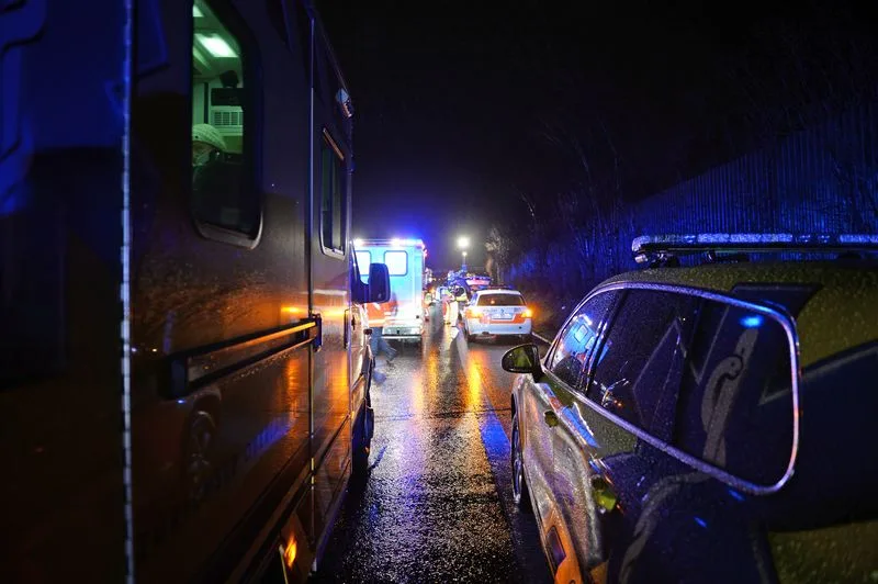 Der Unfall forderte mehrere mittelschwer sowie eine schwer verletzte Person. (Symbolbild: Feuerwehr Uster)
