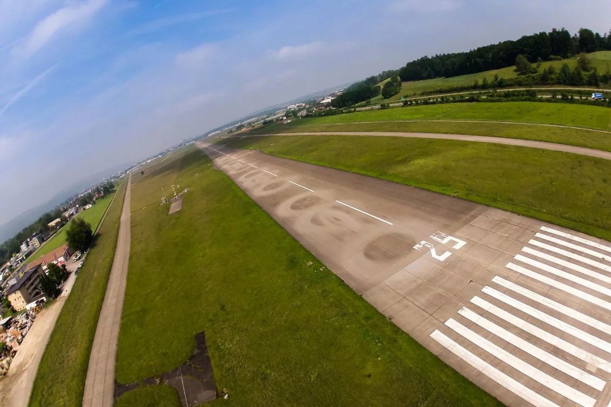 zo_24-05-12_luftaufnahmenduebendorf_fsm_3 Der Flugplatz Dübendorf wird in absehbarer Zeit nicht ins Unesco-Weltkulturerbe aufgenommen. (Bild: Martin Liebrich) (Bild: Fabio Meier)
