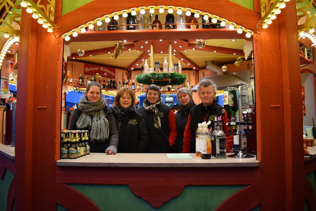 Ein Teil des Teams der Engelbar: Fabienne Mouret (v. l.), Rosmarie Kramer, Natalie Von Riedmatten, Chefin Jeannette Hauser und Jimmy Sutter. Bild: tas.