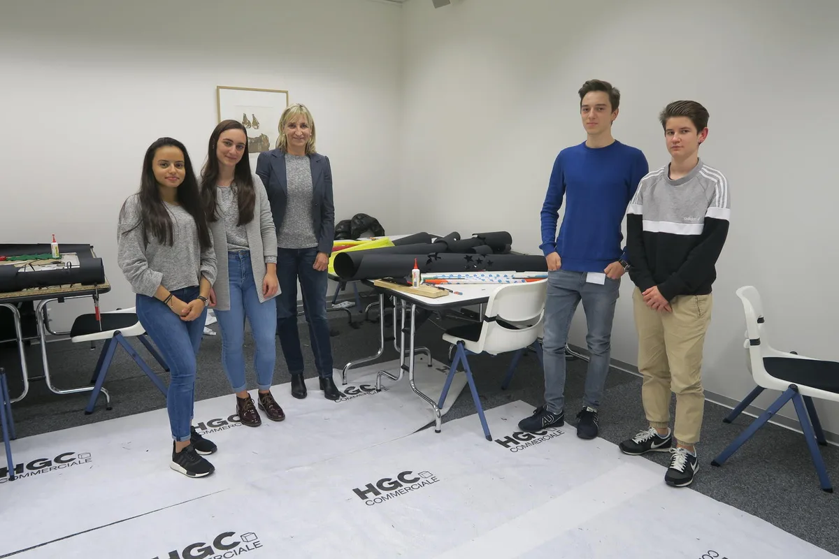 Yasmine Barbidou (v.l.) und Emily Migale, beide im ersten Lehrjahr, werden von Tobias Graf (v.l.) und Elias Beck unterstützt. Die Idee für das Projekt hatte Berufsbildnerin Monika Sengör (mitte). Bild: Talina Steinmetz