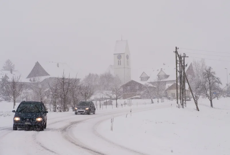 a-dsc_5158 Winterwetter mit Schnee und Eis schränkt nicht nur die Autofahrer ein, sondern auch Bauarbeiten. Deswegen können Baufirmen Schlechtwetterentschädigungen verlangen - in einem Fall aus Wetzikon wurde dabei aber massiv geschummelt. (Symbolbild: Urs Weisskopf)