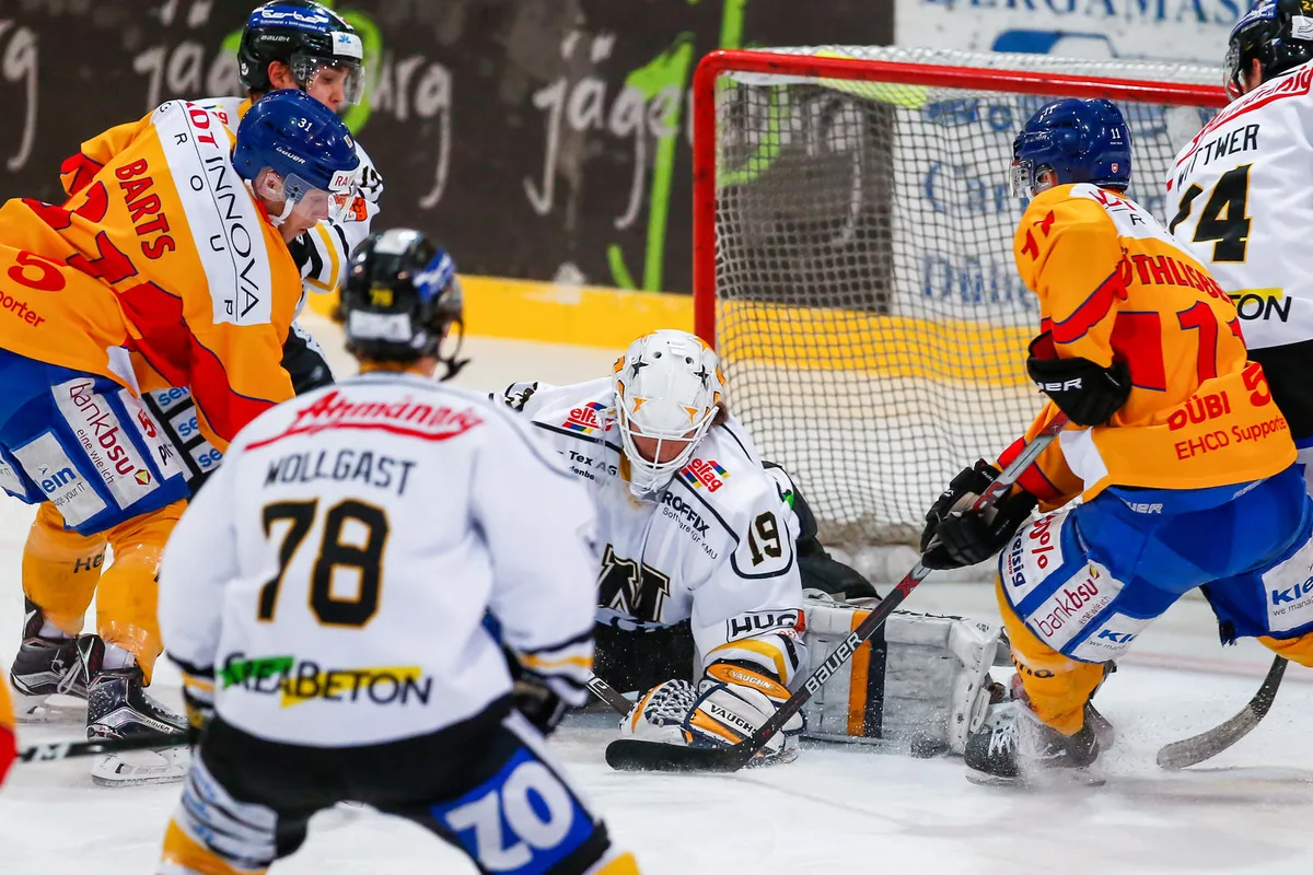 Der EHC Dübendorf gewinnt das Derby gegen Wetzikon daheim deutlich mit 5:1. (Bild: Christian Merz) , Die Glattaler übernehmen nach 17 Runden und mit 39 Punkten die Tabellenspitze in der 1. Liga Gruppe Ost. (Bild: Christian Merz) , Der EHC Wetzikon muss mit dem 7. Platz vorlieb nehmen (29 Punkte). (Bild: Christian Merz) , Die Wetziker spielten phasenweise gut mit, konnten aber zu wenig Druck entwickeln. (Bild: Christian Merz) , Anders die Glattaler, welche mit einer gehörigen Portion Selbstvertrauen antraten und den achten Sieg in Serie feierten. (Bild: Christian Merz)