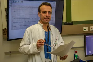 fr_eriksson_11112016_re_01 Eine Arbeit, getaktet von den Herzen seiner Patienten: Urs Eriksson im Arztbüro der Intensivstation des Spitals Wetzikon. (Bild: Mano Reichling)