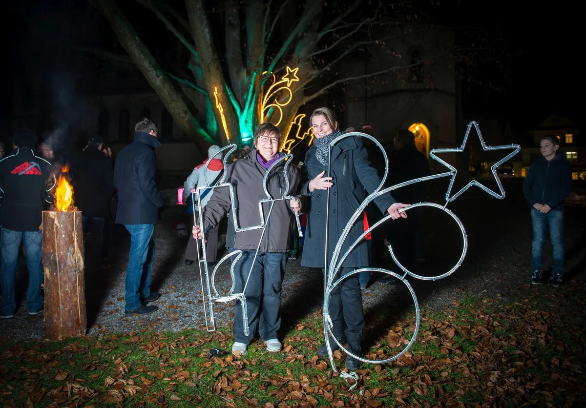 wetzikon_07012015_weihnachtsdekoverkauf_sbo_3 Letztes Aufflackern: Die alten Module der Weihnachtsbeleuchtung wurden im Frühjahr 2015 an Private verkauft. Im Bild: Die Präsidentin des Gewerbevereins Wetzikon, Daniela Löffler (rechts). (Archivbild Seraina Boner)