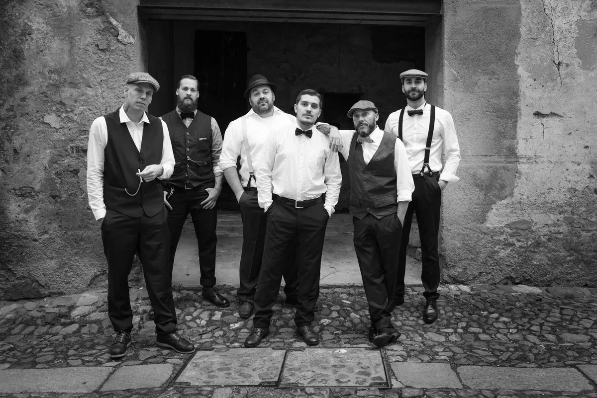 Smack und Phumaso (v.l.), Chandro von Fratelli-B, C.mEE, Bandit und Flap von Fratelli-B sind die Schweizer Rapgruppe Möchtegang. Bild: zvg.