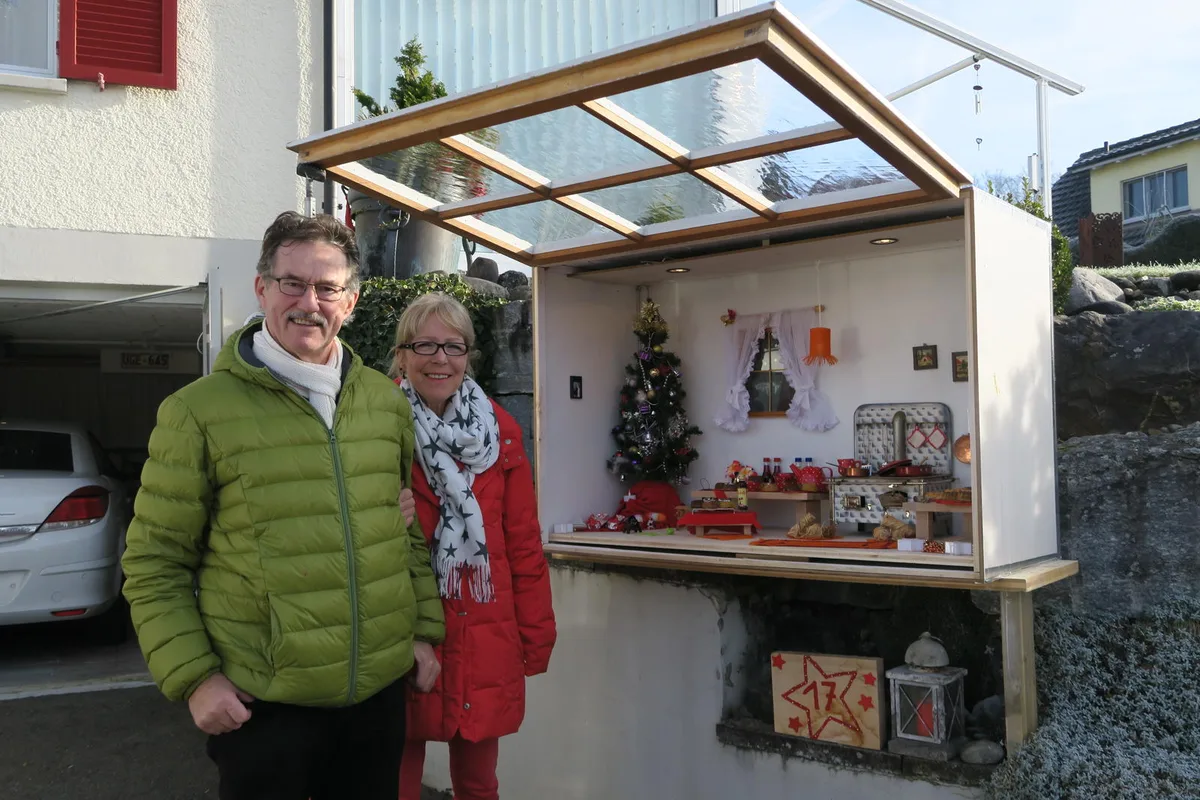 Albert und Marisa Schärer freuen sich über die vielen Details in ihrer Adventsvitrine. (Bild: Talina Steinmetz)
