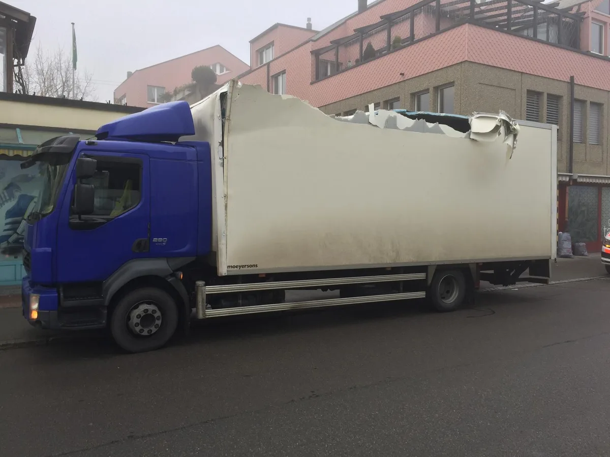 Der Lastwagen sieht nach dem Unfall ziemlich lädiert aus. (Bild: Stadtpolizei Uster), An der Unterführung selber entstand nur geringer Sachschaden. (Bild: Stadtpolizei Uster)