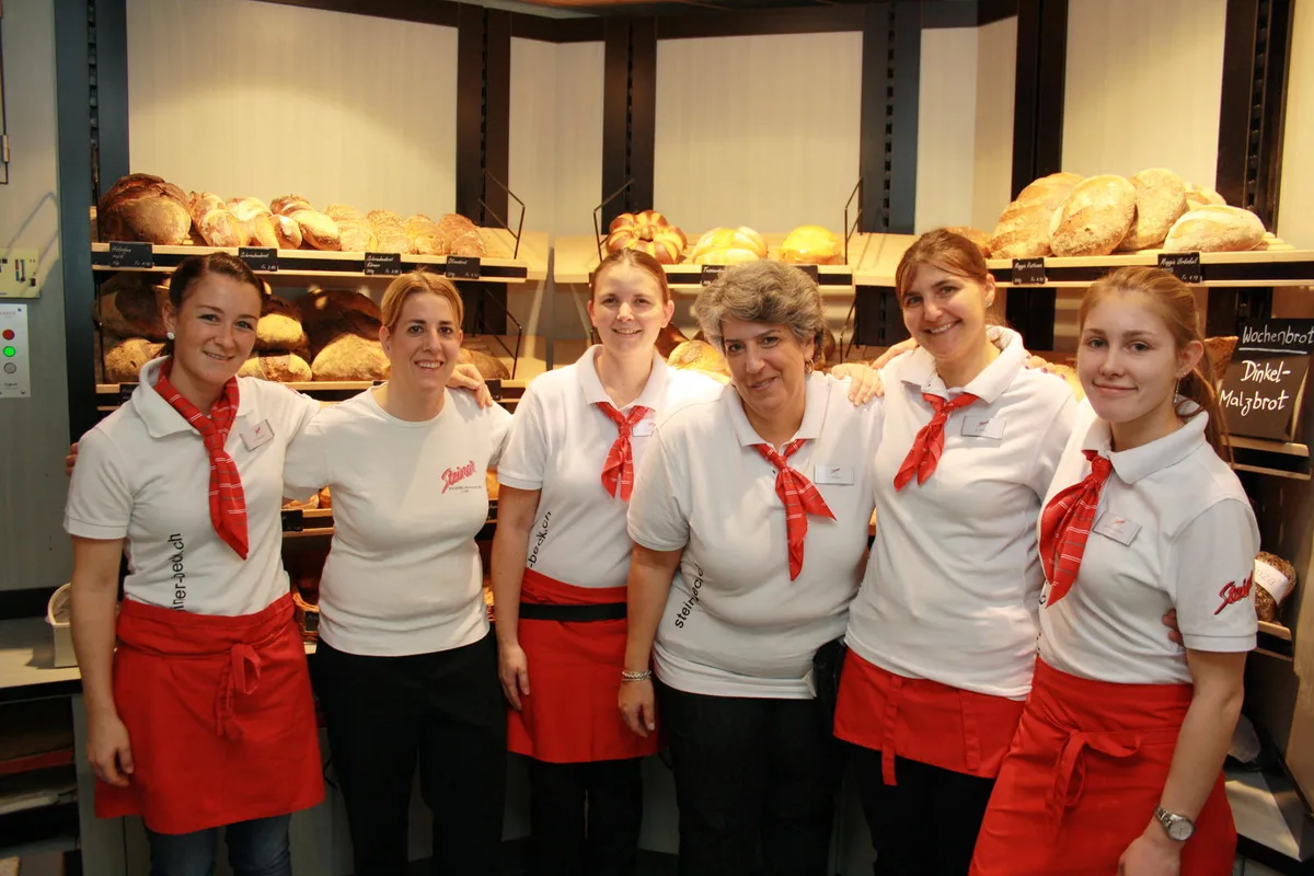 Das Team der neuen Steiner-Filiale im Mönchhof: Francesca Decurtins, Franziska Morf, Sandra Haudenschild, Claudia Müller, Regula Kälin und Filialleiterin Miriam Oberholzer (von links). (Bild: Lea Chiapolini)