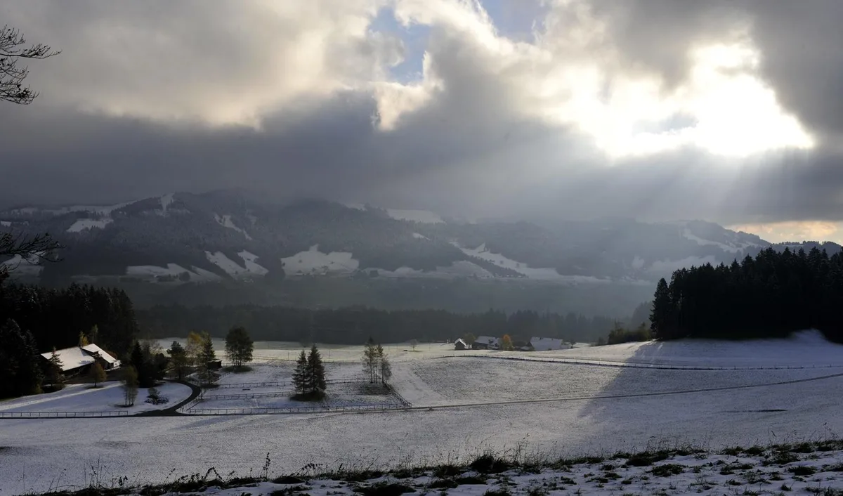 1922223 Mit etwas Glück wird das Oberland in den nächsten Stunden leicht angezuckert, so wie im Bild Blick das Ghöch in Richtung Tösstal. (Archivbild: Hans Künzi)