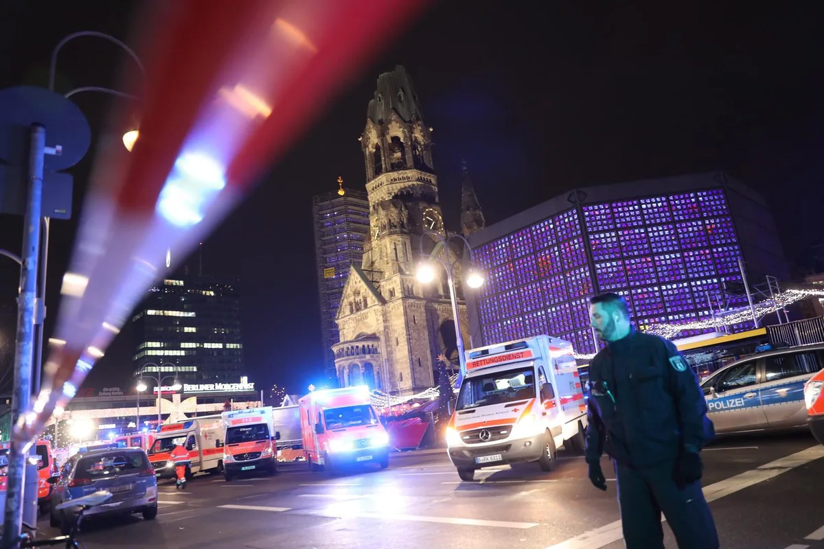 05682755 Unmittelbar bei der Gedächtniskirche raste am Montagabend ein Lastwagen in einen Weihnachtsmarkt. (Bild: Keystone), Feuerwehrleute haben sich um einen umgestürzten Weihnachtsbaum gruppiert. (Bild: Keystone), Der Lastwagen tötete 12 Personen und verletzte 48 weitere. (Bild: Keystone)
