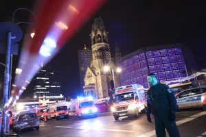 05682755 Unmittelbar bei der Gedächtniskirche raste am Montagabend ein Lastwagen in einen Weihnachtsmarkt. (Bild: Keystone), Feuerwehrleute haben sich um einen umgestürzten Weihnachtsbaum gruppiert. (Bild: Keystone), Der Lastwagen tötete 12 Personen und verletzte 48 weitere. (Bild: Keystone)