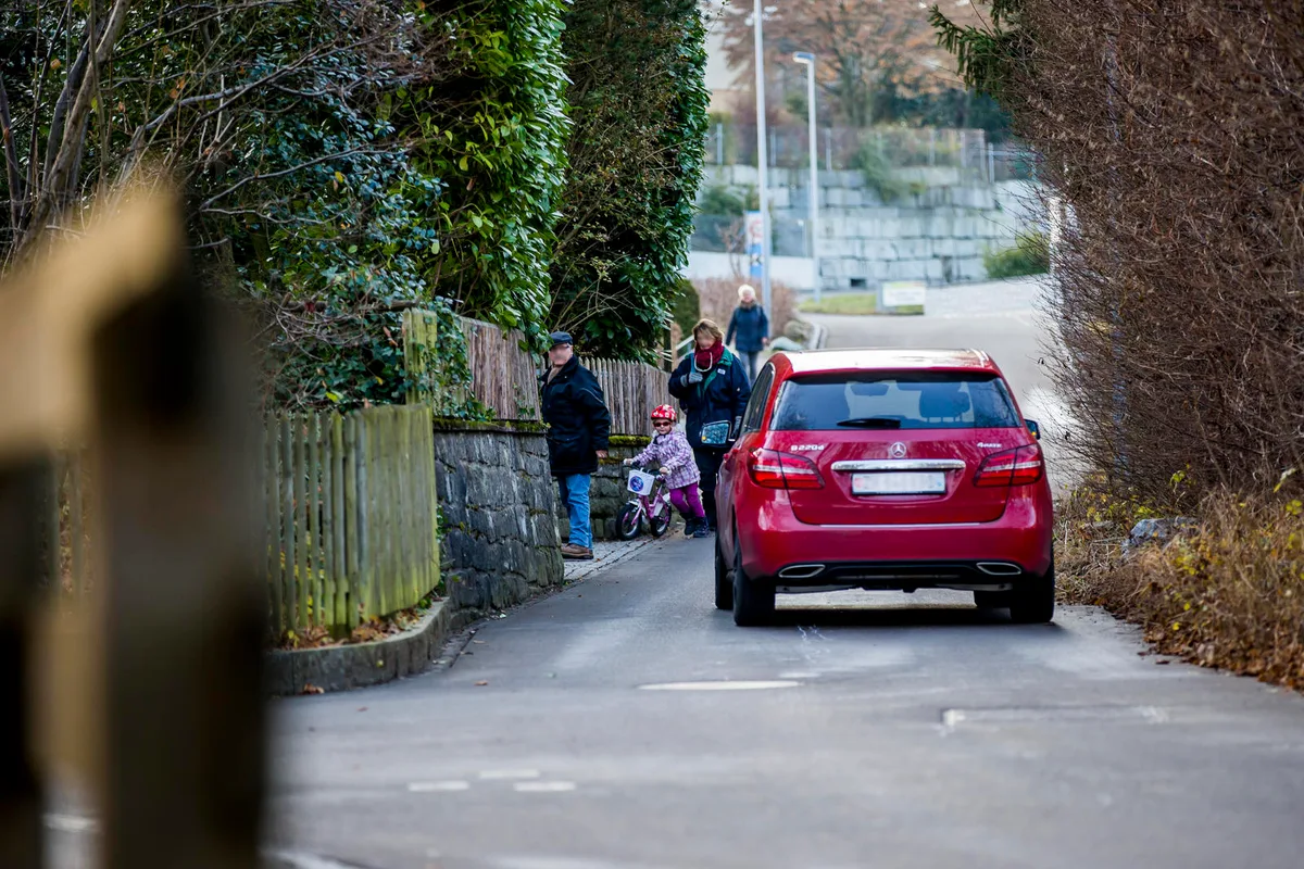 uster_19122016_stegstrasse_crm_5 Auf der Höhe der Liegenschaften 2, 4 und 6 ist die Stegstrasse besonders eng. Hier ist ein Kreuzen von Autofahrern und Fussgängern eine heikle Angelegenheit – sagt der Gemeinderat. (Bild: Christian Merz)