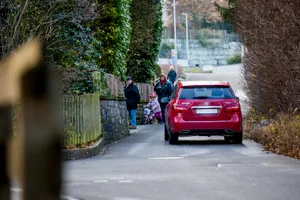uster_19122016_stegstrasse_crm_5 Auf der Höhe der Liegenschaften 2, 4 und 6 ist die Stegstrasse besonders eng. Hier ist ein Kreuzen von Autofahrern und Fussgängern eine heikle Angelegenheit – sagt der Gemeinderat. (Bild: Christian Merz)
