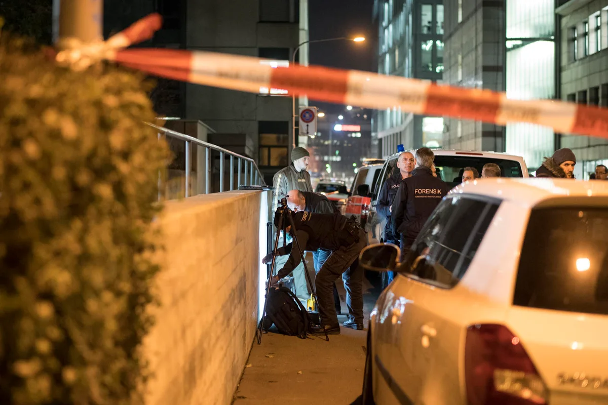 kundgebung-durchsetzung_el24734 Polizisten sichern den Bereich vor dem Gebetszentrum während Forensiker ihre Arbeit machen. (Bild: Keystone)