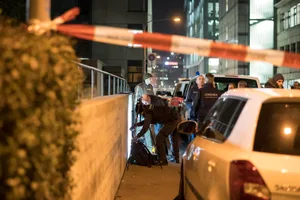 kundgebung-durchsetzung_el24734 Polizisten sichern den Bereich vor dem Gebetszentrum während Forensiker ihre Arbeit machen. (Bild: Keystone)
