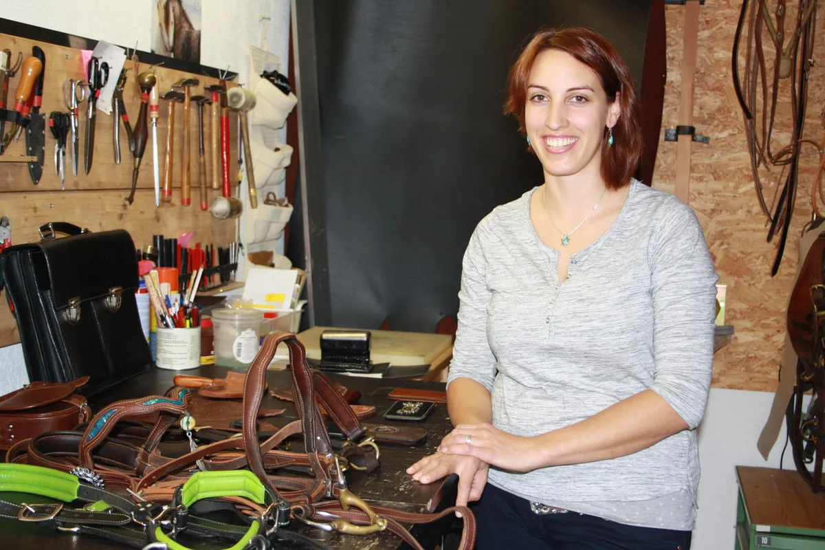 ^In ihrer Werkstatt in Dürnten fertigt Jessica Wohlwend einzigartige Produkte aus Leder. (Bild: Sibylle Egloff)