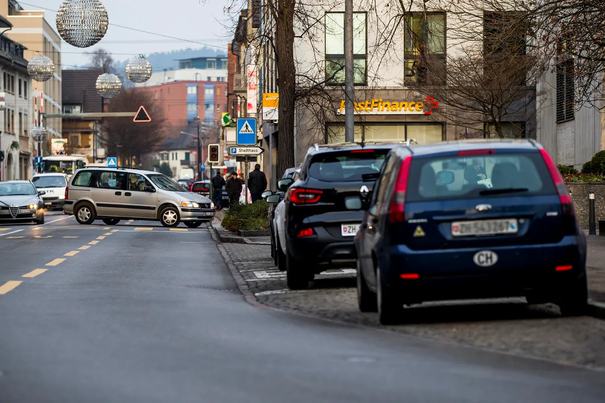 uster_20122016_ppstadthaus_crm_7 Begehrt und immer bekannter: Die Parkgelegenheit auf der ehemaligen Busbucht vor dem Stadthaus. (Bild: Christian Merz)