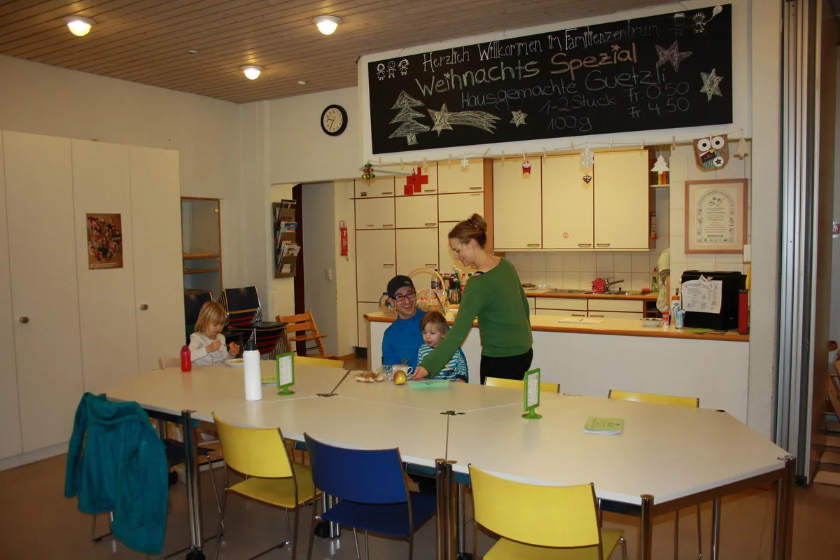 Bei den Anlässen im Mütterzentrum Uster sind auch Väter willkommen. Doch am Freitagnachmittag wird der Raum an der Zentralstrasse jeweils nur spärlich bevölkert. (Bild: Lea Chiapolini)