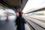 77421_original_r_by_pariah083_pixelio-de__0 Alles Bahnhof am Bahnhof? Wenn Informationen für Verwirrung sorgen. (Archivbild: Nicolas Zonvi), Ein angekündigter Kurzzug wächst sich zu einem veritablen Perronfüller aus. (Archivbild: Nicolas Zonvi)