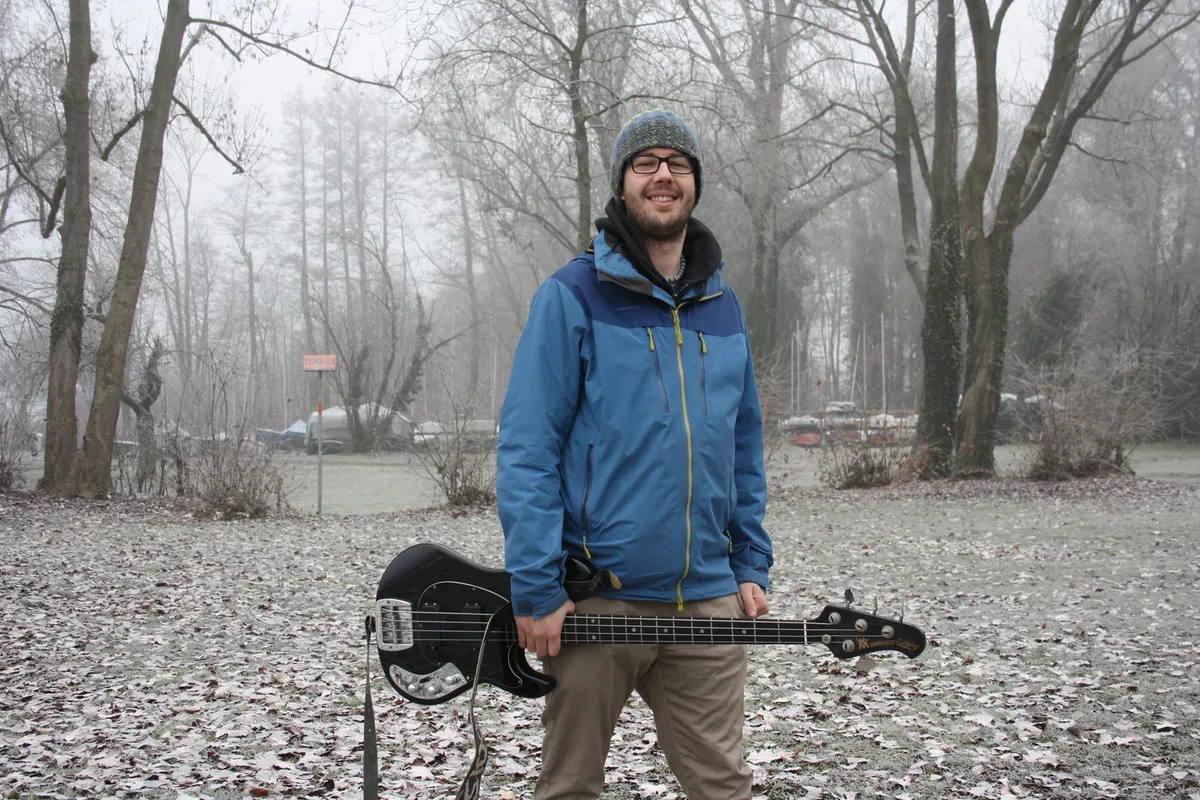 Michael Schaich auf der Schlosswiese. In neun Monaten holen hier die Musiker wieder alles aus ihren Instrumenten heraus. (Bild: Thomas Bacher)